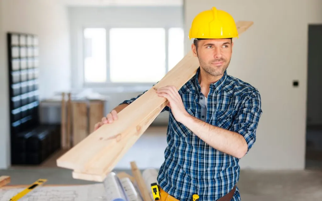 De ce ar trebui să alegi lemnul stratificat pentru următoarea ta construcție? Top 4 beneficii ale folosirii acestuia