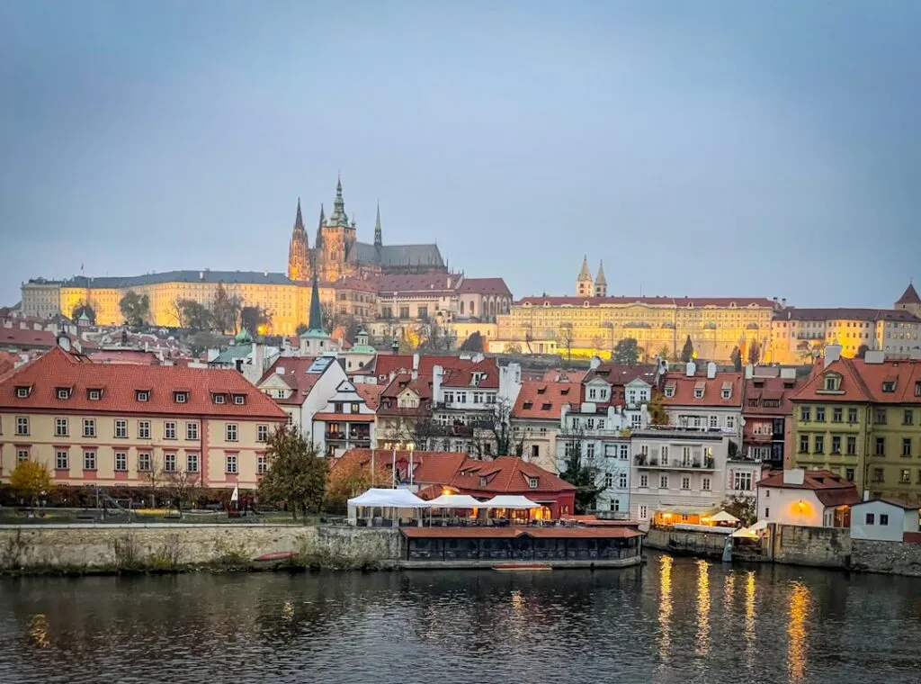 Cele mai frumoase orașe istorice din lume: O călătorie în timp și frumusețe. Photo Prague Castle