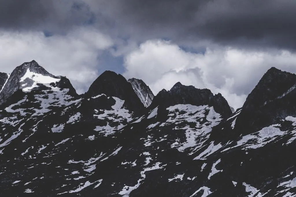 Explorarea peisajelor montane: Ghid complet Photo Mountain landscape
