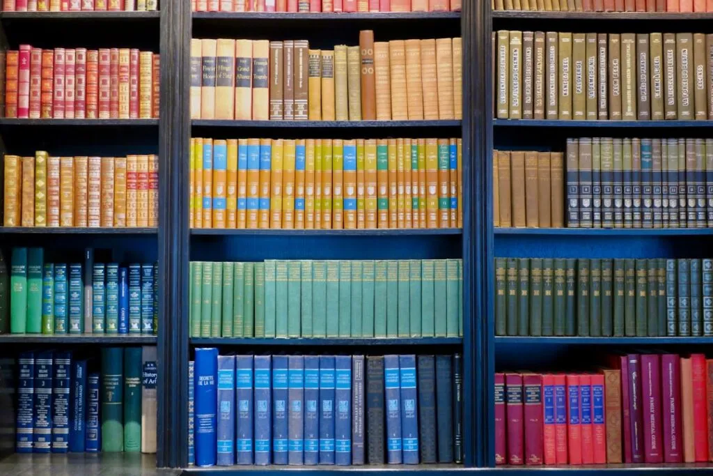 Ghidul pasionatului de lectură de poezie: Versuri care îți vor hrăni sufletul Photo Bookshelf
