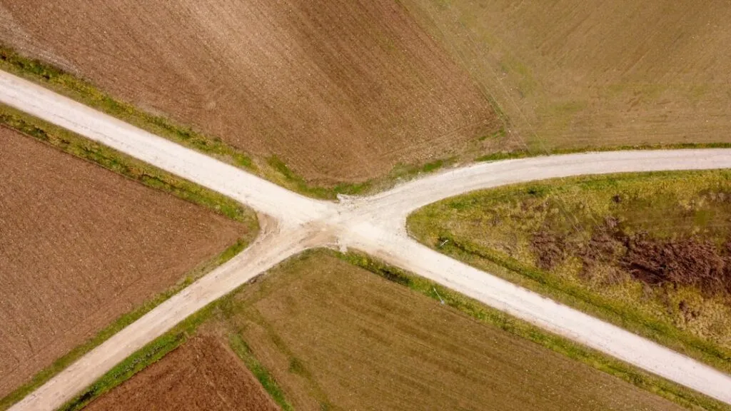 Ce să faci când simți că viața ta a intrat într-un impas Photo Crossroads