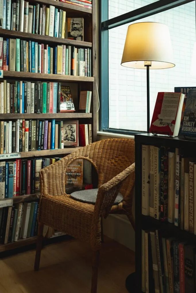 Arta de a-ți organiza spațiul de lectură: Creează un colț de inspirație în propria casă Photo "The art of organizing your reading space: Create an inspiration corner in your own home"