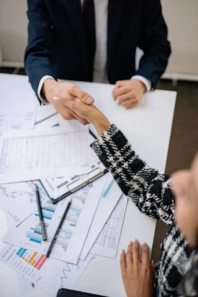 PFA sau SRL: cum alegi forma juridică potrivită pentru afacerea ta PFA sau SRL: cum alegi forma juridică potrivită pentru afacerea ta